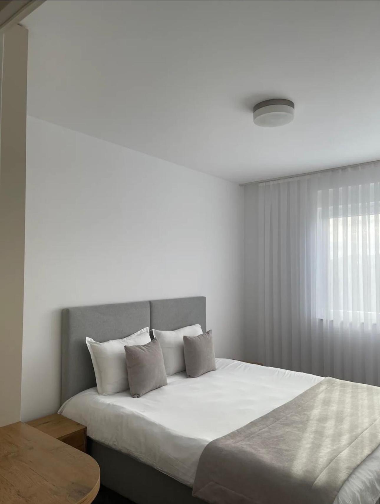 Airstay Prishtinë Bilik gambar