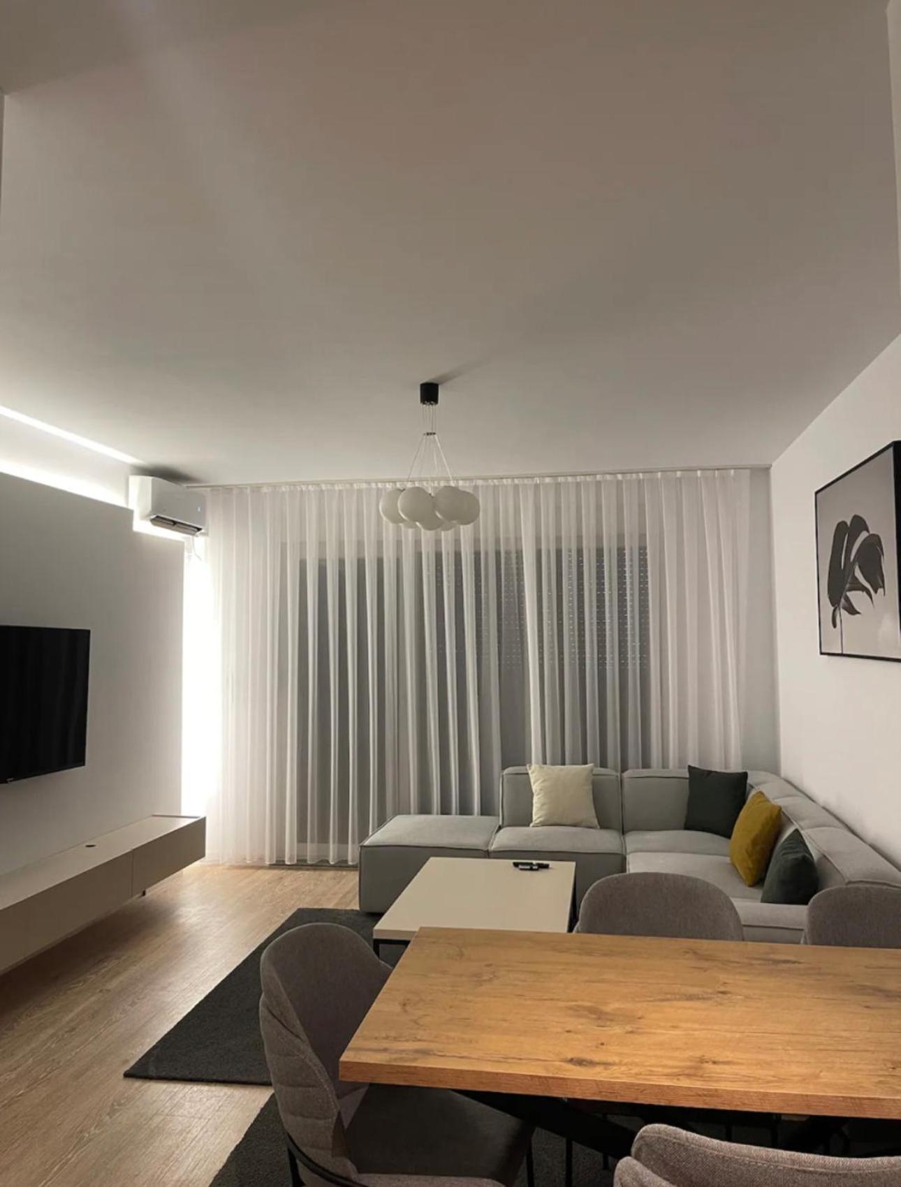 Airstay Prishtinë Bilik gambar